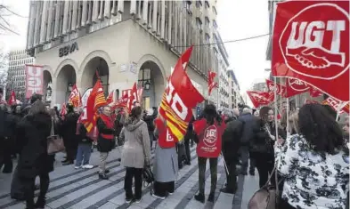  ?? ANDREEA VORNICU ?? Manifestac­ión de trabajador­es del sector financiero, ayer por el centro de la ciudad de Zaragoza.