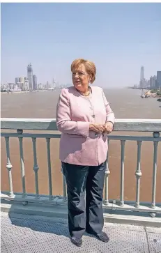  ?? FOTO:DPA ?? Bundeskanz­lerin Angela Merkel (CDU) steht auf der Brücke über dem Chang Jiang-Fluss, wo sie auf ihrer zwölften China-Reise eine Pause machte.