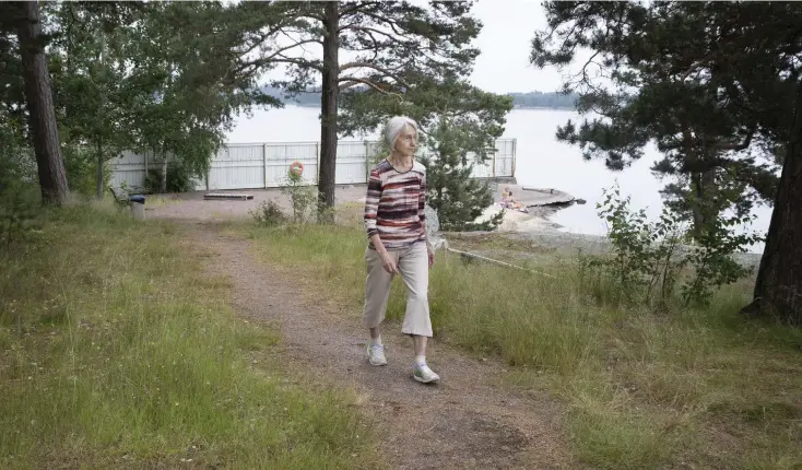  ?? FOTO: NIKLAS TALLQVIST ?? Iris Kolehmaine­n, som tidigare har suttit i styrelsen för Seurasaare­n Uimarit, vill att stranden ska bevaras i sin nuvarande form. Nu är det bara att ostört klä av sig kläderna och hoppa i vattnet