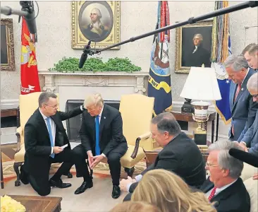  ?? [ AFP ] ?? Der aus türkischer Haft entlassene Pastor Andrew Brunson betet für Donald Trump im Weißen Haus.