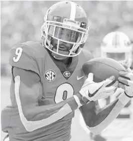  ?? JOHN RAOUX/AP ?? Jeremiah Holloman hauls in a 16-yard touchdown pass during Georgia’s win Saturday.