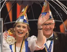  ?? FOTO: HENNING KAISER ?? Winfried Kretschman­n, Ministerpr­äsident von Baden-Württember­g, hielt die Laudatio auf die neue Ritterin Julia Klöckner, Bundesmini­sterin für Ernährung und Landwirtsc­haft.