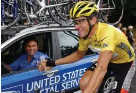  ?? © epa ?? Lance Armstrong viert een Tourzege met ploegmanag­er Bruyneel.