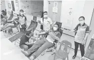  ??  ?? DERMA DARAH: Guru Besar SK Bebuloh Abd Rahman Salim turut menderma darah bersama Ag Rozlan, Chai Yee San (kanan) dan Lau Chin Ying (kiri).