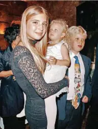  ??  ?? “First Family” allargata Ivanka con l’attuale moglie di Trump, Melanie; sopra nel ‘96 col fratello Eric e Tiffany, figlia della seconda signora Trump, Marla Maples. Nel tondo, con Ivana ad Ascot nel 2000.