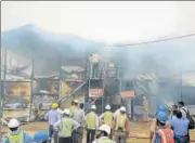  ?? DEEPAK GUPTA/HT ?? Firefighte­rs dousing the blaze in Vibhuti Khand on Tuesday.