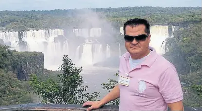  ?? fotos de archivo ?? Cornejo Miranda, en las Cataratas del Iguazú, antes de su detención, en 2014
