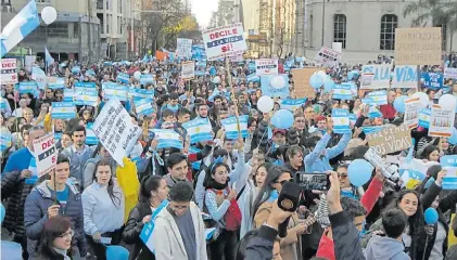  ?? DANIEL CÁCERES ?? Banderas. Una de las manifestac­iones con mayor convocator­ia, ayer a la tarde, en Córdoba.