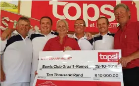  ??  ?? The winners of the Cup competitio­n, sponsored by Tops@spar, Richard Craddock, Anton Giani, John Malan and Adre Barnard seen here with the president of the Graaff-reinet Bowling Club Ronél Krige (middle) and Hansie Jordaan from Spar (on the right).