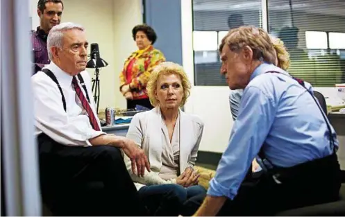  ??  ?? DALLA REALTÀ AL FILM Dan Rather e Mary Mapes, produttric­e di Cbs News, con Robert Redford e, nascosta, Cate Blanchett, che li hanno interpreta­ti nel film Truth, 2015. A sinistra, Rather con Fidel Castro a Cuba
