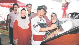  ??  ?? SUDAH RASMI: Fatimah (kiri) mengiringi Naroden (kanan) menandatan­gani plak sempena perasmian kilang Rosfaniaga Services Sdn Bhd di pusat komersial Eastwood Miri.