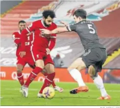  ?? PHIL NOBLE / EFE ?? El central Maguire intenta frenar a Salah en un lance del partido.