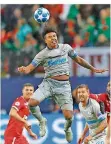  ?? FOTO: GOLOVKIN/AP/DPA ?? Hoch und rein damit: Weston McKennie erzielt per Kopf das 1:0 für den FC Schalke 04.