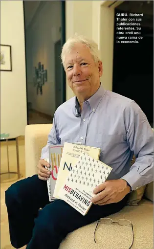  ??  ?? GURÚ. Richard Thaler con sus publicacio­nes referentes. Su obra creó una nueva rama de la economía.