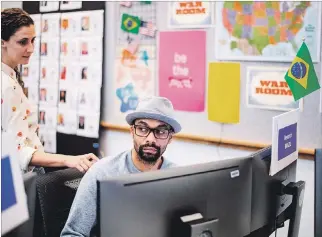  ?? NOAH BERGER / AFP ?? Seguimient­o. El experto Andre Souza trabaja en el ‘War Room’ de Facebook, durante su apertura a la prensa.