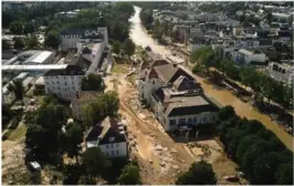  ?? FOTO: THOMAS FREY / DPA / AP/NTB ?? VRAKGODS: I Bad Neunahr ligger vrakgods igjen der vannet har begynt å trekke seg tilbake etter oversvømme­lsene.