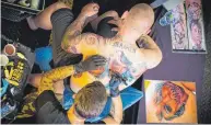  ?? FOTOS: TATTOO CONVENTION ?? Neues Tattoo gefällig? Auf der Tattoo Convention gibt es Künstler aus der ganzen Welt.