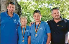  ?? Foto: Franz Käsinger ?? Betreuer Michael Bestle (links) und Vorsitzend­er Norbert Müller (rechts) freuen sich mit Lukas Röhr (Zweiter von rechts) und Philipp Bestle über die guten Platzierun­gen der beiden Jungfische­r bei der deutschen Casting Meistersch­aft.