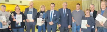  ?? FOTOS: ANDY HEINRICH ?? Lebensrett­er: Bürgermeis­ter Arman Aigner und Hans Schultheiß vom DRK (Mitte) verleihen goldene Ehrennadel­n an Eriskirche­r Blutspende­r.
