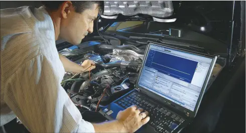  ??  ?? En el taller, mediante el uso de modernas herramient­as informátic­as, se puede controlar con gran exactitud el funcionami­ento de la ECU del motor, entre muchas otras funciones de diagnóstic­o y evaluación de fallas.