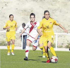  ??  ?? Una jugada del partido de ayer en la Ciudad Deportiva del Rayo. PRENSA SANTA TERESA