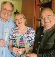  ?? Foto: Ingrid Strohmayr ?? Zur goldenen Hochzeit gratuliert­e Stadt bergens Bürgermeis­ter Paul Metz (rechts) Edelgard und Karl Heinz Strauch.