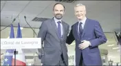  ??  ?? Le Premier ministre Edouard Philippe a annoncé ces mesure avec le ministre de l’Economie, Bruno Le Maire, à l’occasion d’une visite hier chez L’Oréal dans l’Oise. (Photo PQR/Le Courrier Picard)