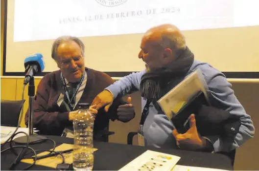  ?? ANDREEA VORNICU ?? Óscar Fle, presidente de la RFAF y Antonio Solbes, presidente del Cuarte, se saludan cariñosame­nte en la asamblea de ayer.