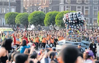  ??  ?? En el Desfile de Día de Muertos en la Ciudad de México también apareciero­n rescatista­s y binomios caninos, que participar­on en las actividade­s de apoyo tras el sismo del pasado 19 de septiembre.