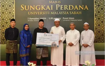  ?? Department photo — Informatio­n ?? Abdul Rahman (third right) receiving a mock cheque from Etiqa Family Takaful Berhad to UMS.