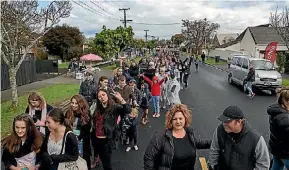  ?? PETER MEECHAM ?? Queues for the open homes stretched around the block.