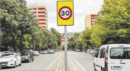  ?? SILVIA SÁNCHEZ FERNÁNDEZ ?? Imagen de la avenida de la Hispanidad de Cáceres, con las limitacion­es a 30.