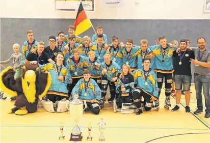  ?? FOTO: EAGLES ?? Der U16-Nachwuchs der Crash Eagles Kaarst mit seiner Trophäensa­mmlung: Es gab Pokale für den Turniersie­g, als fairste Mannschaft sowie für zwei Akteure im All-Star-Team.