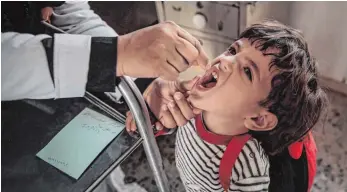  ?? FOTO: DPA/HANI AL-ANSI ?? Um die Krankheit vollständi­g auszurotte­n, helfen Ehrenamtli­che dabei, Kinder – wie hier im Jemen – zu impfen, der einzige Schutz gegen eine Ansteckung.
