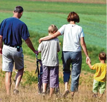  ?? Symbolfoto: Ken Liu/dpa ?? Die familienpo­litischen Maßnahmen, die die Große Koalition jetzt vereinbart hat, bezeichnet Artur Geis „eher als Reparaturw­erk statt denn als großen Wurf“.