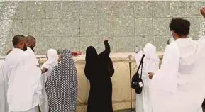  ?? AFP PIC ?? Women pilgrims throwing stones during the stoning ritual at the Jamarat Bridge yesterday.