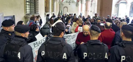  ?? Il cordone ?? Gli agenti della polizia schierati a Palazzo d’Accursio per bloccare l’ingresso delle insegnanti