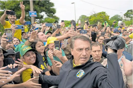  ?? D. MAGNO/AFP ?? Bolsonaro junto a sus partidario­s antes de un acto en Minas Gerais