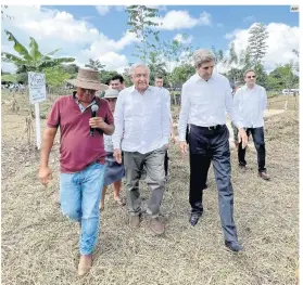  ?? AFP ?? CHIAPAS. El enviado de Joe Biden recorrió a pie el Ejido José Carrillo Tielmans, en el municipio de Palenque.