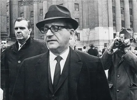  ??  ?? EL CAPO GIANCANA. Sam Giancana puso mucho dinero en la campaña presidenci­al de Kennedy a petición de su padre y reacciónó con furia cuando el joven presidente no le devolvió el favor: es otra posible trama. Aquí le vemos en 1965 en Nueva York.