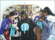  ?? YANG QING / XINHUA ?? Internatio­nal students have a go at embroidery under the guidance of an embroidery teacher at Shengjing Manchu Embroidery Studio in Shenyang, Liaoning province, on March 3.