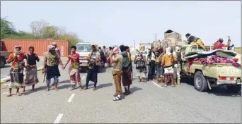  ??  ?? Yemeni pro-government forces gather on the eastern outskirts of Hodeidah as they continue to battle for the control of the city from Houthi rebels, yesterday.