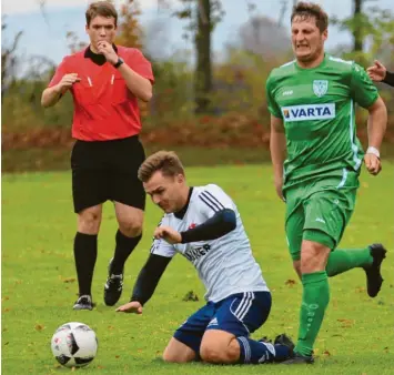  ?? Foto: Klaus Jais ?? Nach dieser Szene im Spiel gegen den TSV Hollenbach war Schluss für Tobias Stelzle. Mit Knieproble­men fällt er kommendes Wochenende aus.