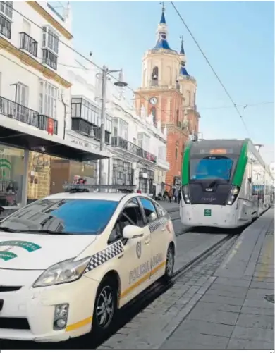  ?? D.C. ?? El tranvía, escoltado por la Policía Local, en la parada de la plaza de la Iglesia.