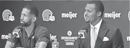  ?? JEFF LANGE/AKRON BEACON JOURNAL ?? Cleveland Browns quarterbac­k Deshaun Watson, right, smiles as he answers questions while general manager Andrew Berry looks on during Watson's introducto­ry press conference at the Cleveland Browns Training Facility in Berea.