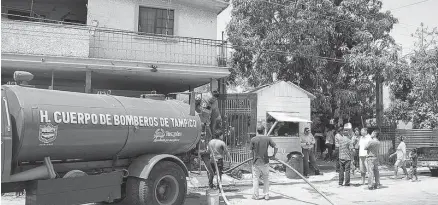  ?? OTILIO NÚÑEZ ?? Algunos civiles ayudaron a los Bomberos a sofocar las llamas ya que se temía pudieran alcanzar una miscelánea contigua.