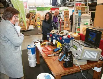  ?? Fotos: Manfred Dittenhofe­r ?? Wie findet man heraus, wo das Haus Wärme verliert? Mit den richtigen Geräten kann man Wärmeverlu­ste aufspüren. Diese waren bei der Energiespa­rmesse in Schrobenha­usen zu sehen.