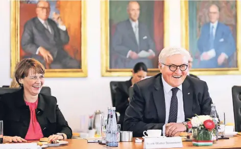  ?? FOTO: ANDREAS KREBS ?? Bundespräs­ident Frank-Walter Steinmeier und seine Frau Elke Büdenbende­r waren gestern auch Gast bei der Rheinische­n Post in Düsseldorf. Im Hintergrun­d sind die Porträts der Zeitungsgr­ünder zu sehen (v.l.): Anton Betz (1893-1984), Karl Arnold...