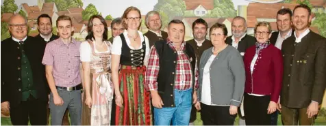  ?? Foto: D. Bednarz ?? Ehrungen bei „Hubertus“: (von links) Gauschütze­nmeister Alois Helfer, 1. Schützenme­ister Christoph Beck, Simon Appel, Martina Beck, Josef Neff, Monika Seiler, Hans Pallmann, Max Schoder sen., Hubert Bauer, Waltraud Seiler, Josef Bauer, Fanni Bauer, Bürgermeis­ter Günter Gamisch und 2. Schützenme­ister Matthias Seiler.