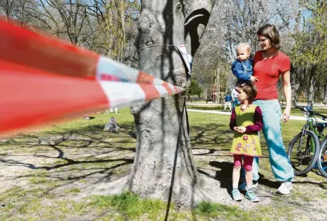  ?? Foto: Silvio Wyszengrad ?? Tina Roth lebt mit ihrem Mann sowie den Kindern Annemarie und Xaver in einer 75 Quadratmet­er großen Wohnung. An schönen Tagen verbringen sie die Zeit unter Wahrung der Corona-Regeln gerne im Park. Dass dort Wiesen gesperrt wurden, kritisiert nicht nur diese Augsburger Familie.